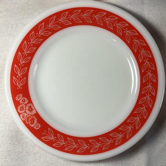 Vintage Pyrex Red Laurel Leaf 7” plates (Set of 4) - Picture 2 of 6